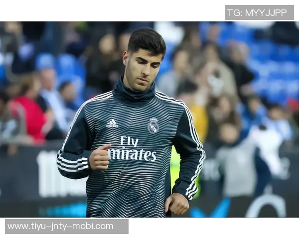 阿森西奥与女友重返伯纳乌现场观看NFL比赛引发热议