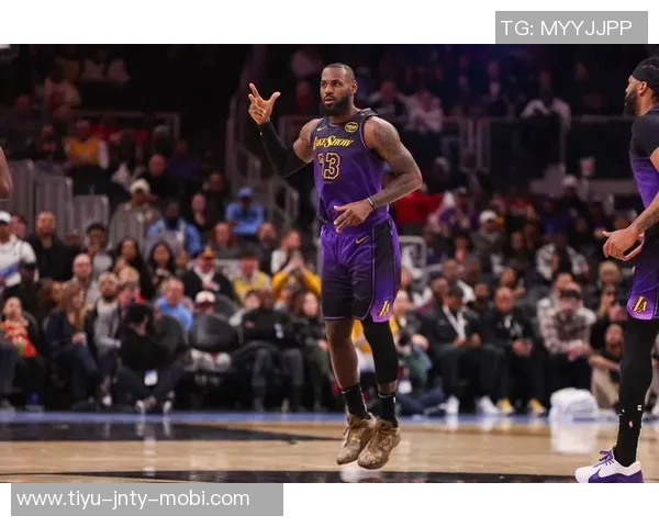 詹姆斯谈球队会议后表现称赞回应展现团队精神与决心